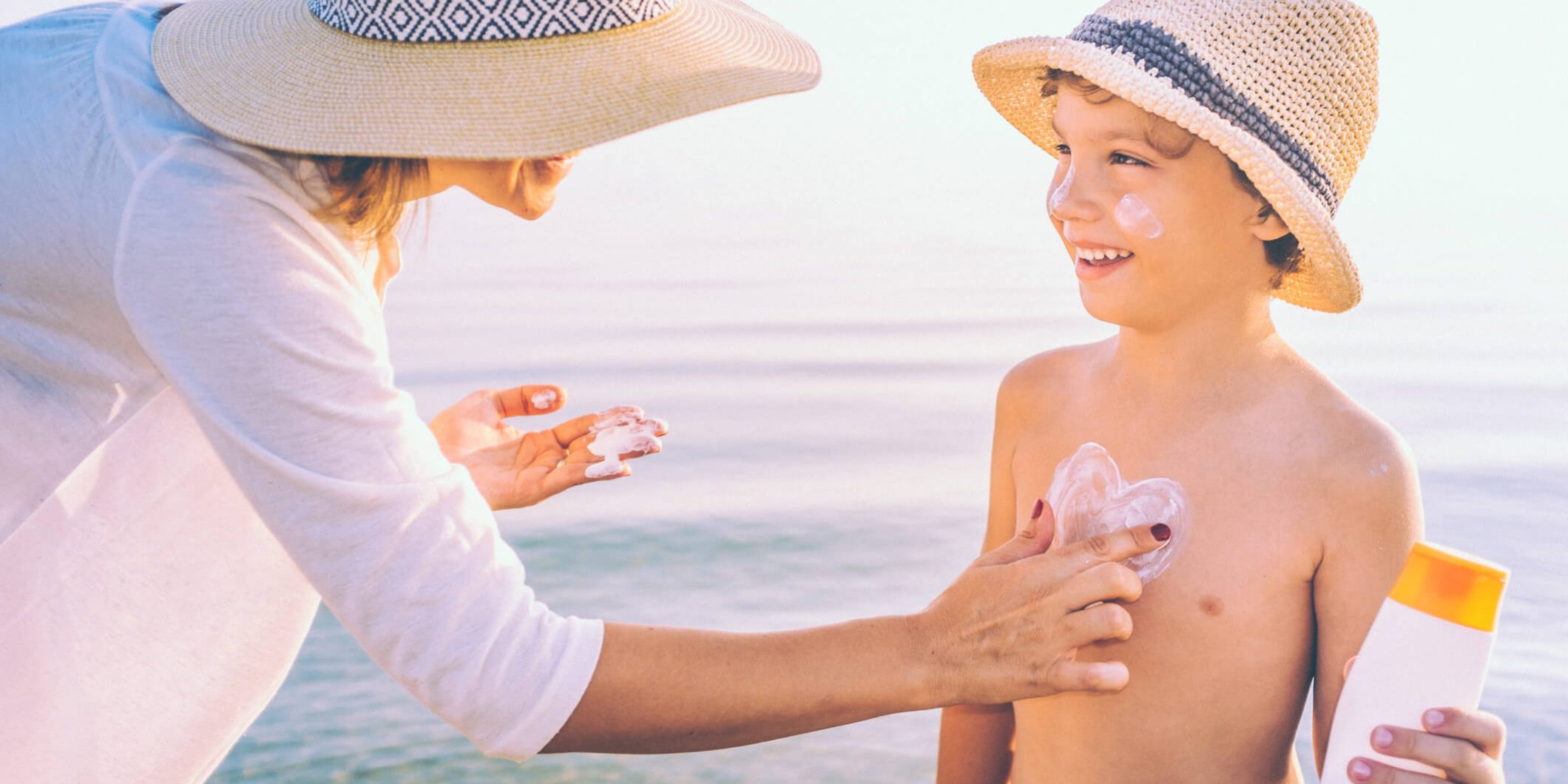 Como cuidar da sua pele e da pele dos seus filhos nesse verão Como cuidar da sua pele e da pele dos seus filhos nesse verão
