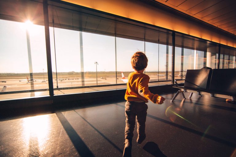Primeira viagem de avião %name Entenda a importância de viajar com filhos