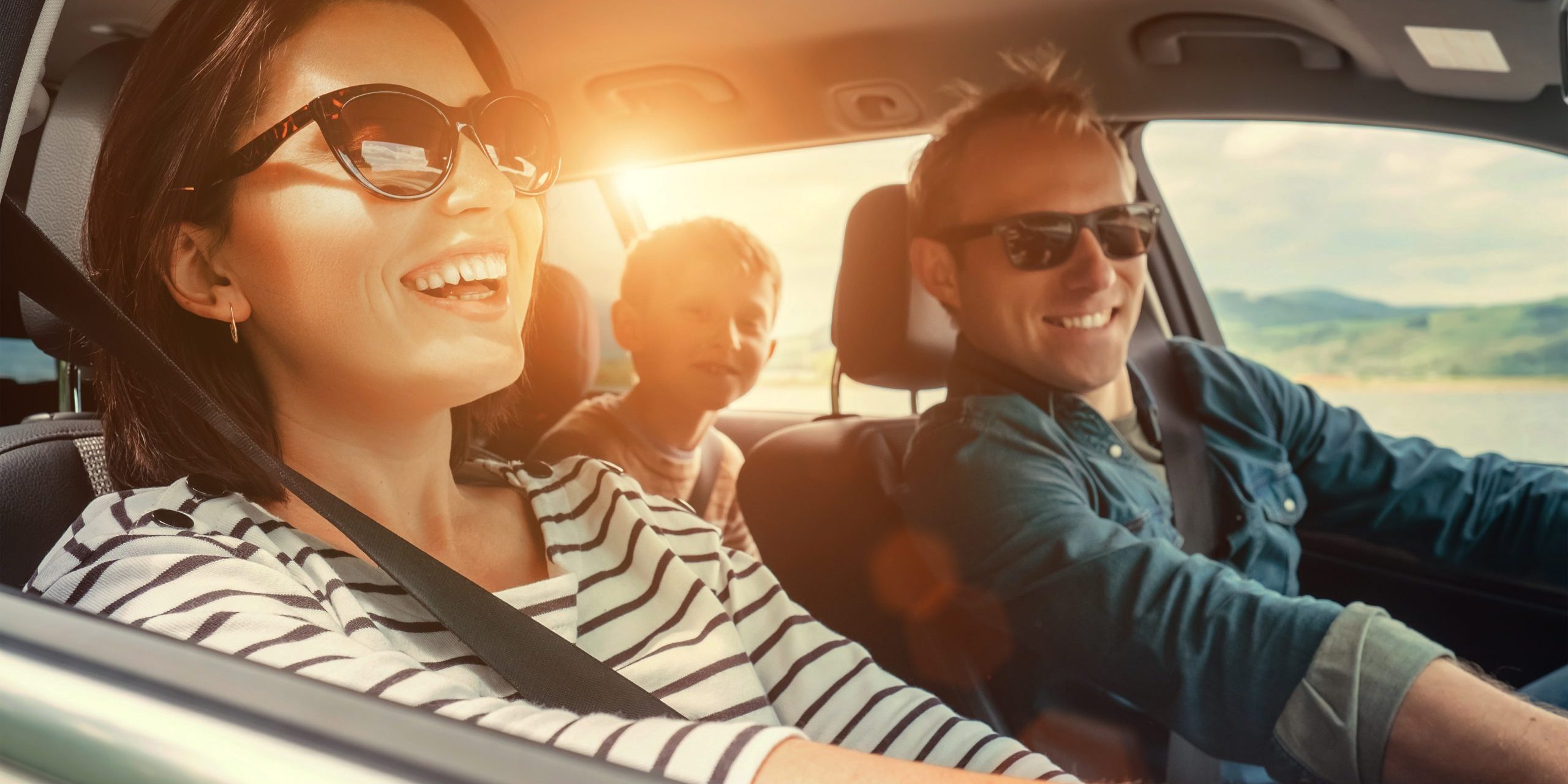 Viajar em família em apenas 3 passos Família feliz viaja de carro