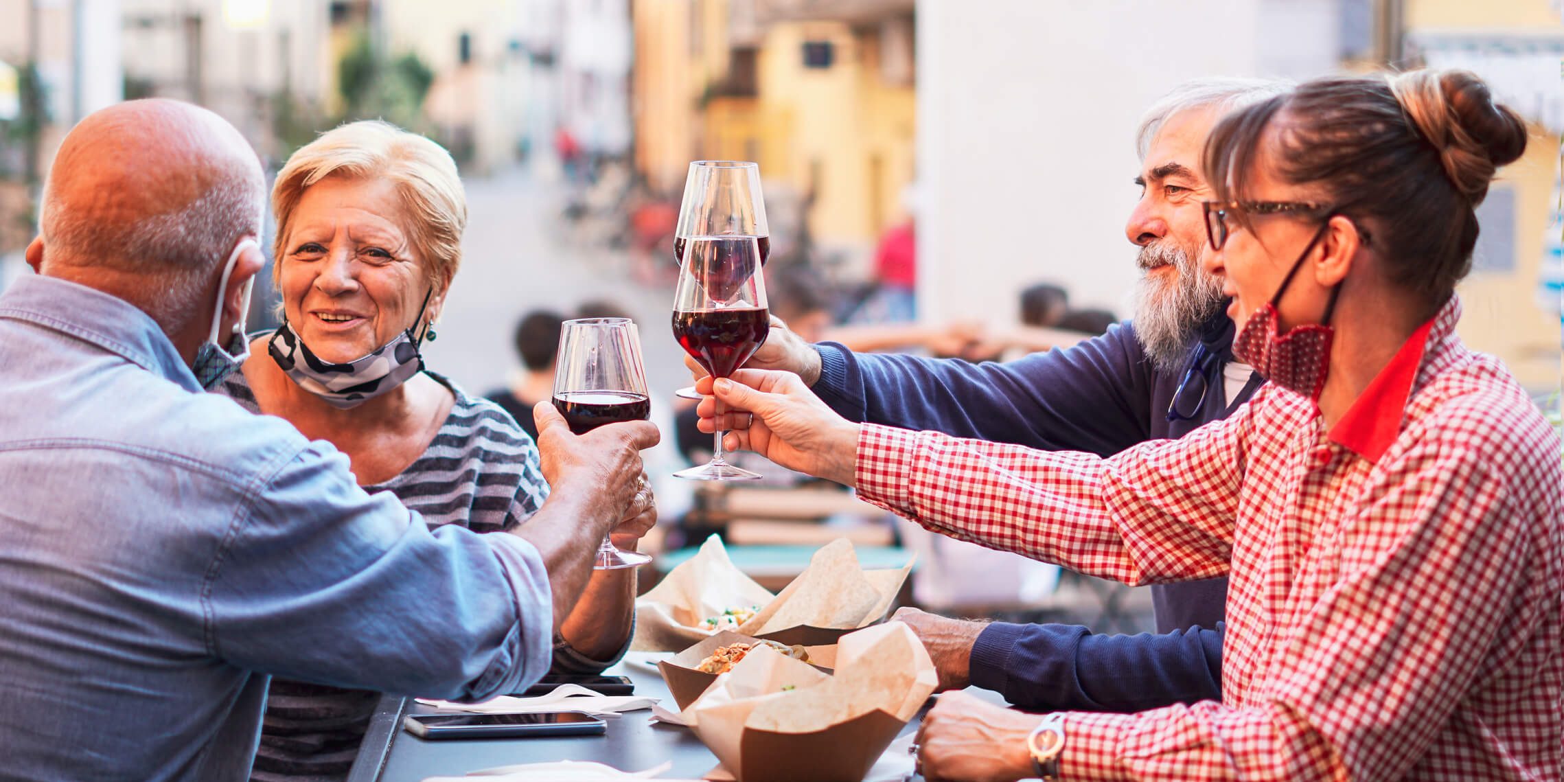 5-viagens-perfeitas-para-a-melhor-idade (1) Grupo de idosos em um restaurante sorrindo - 5 viagens perfeitas para a melhor idade