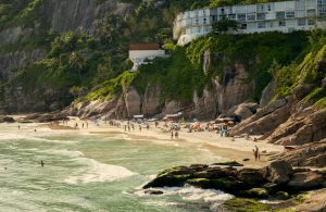 praiasquevocetemqueconhecernoriodejaneiro 300x195 Praias que você tem que conhecer no Rio de Janeiro