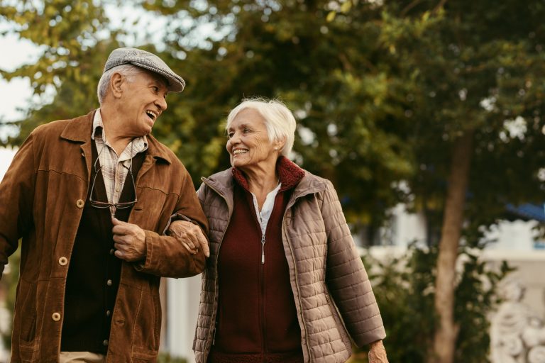 Loving senior couple enjoy a walk together on a winter day %name Destinos turísticos brasileiros menos conhecidos