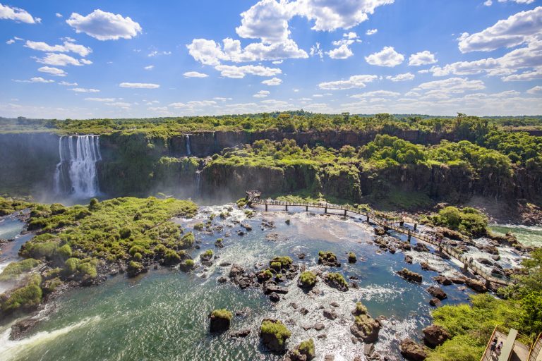 View of the Iguazu Falls, border between Brazil and Argentina. %name 6 lugares que você deve conhecer em Foz do Iguaçu