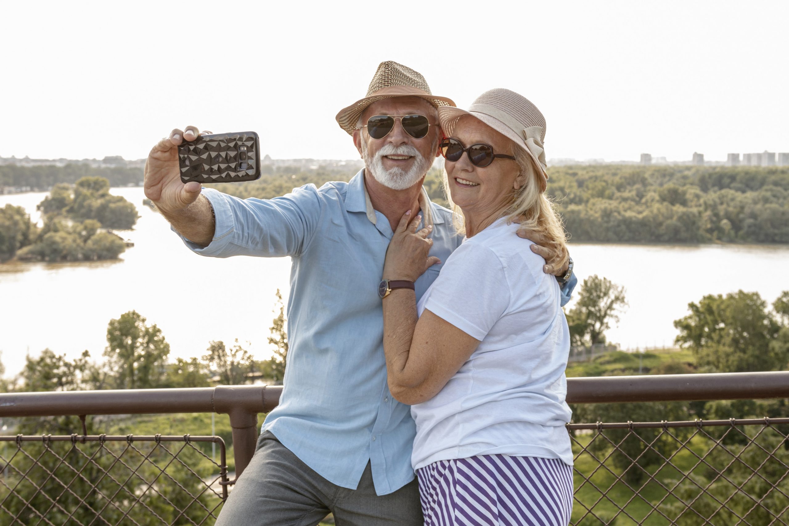 casal velho bonito tomando uma selfie 2 scaled Todas as categorias