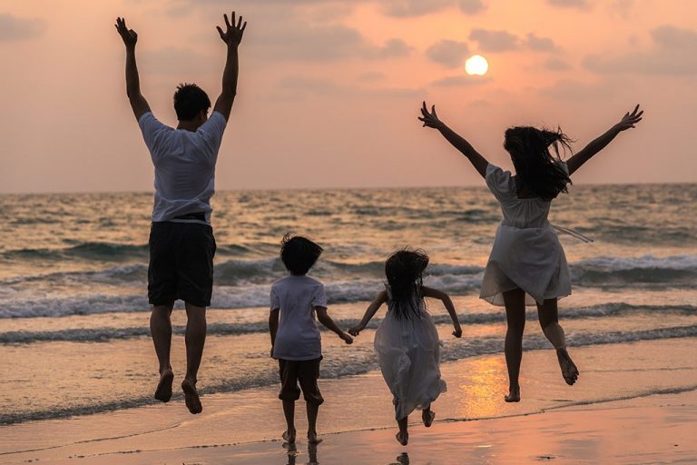 viagem em alta temporada dentro do orçamento – família feliz %name Home