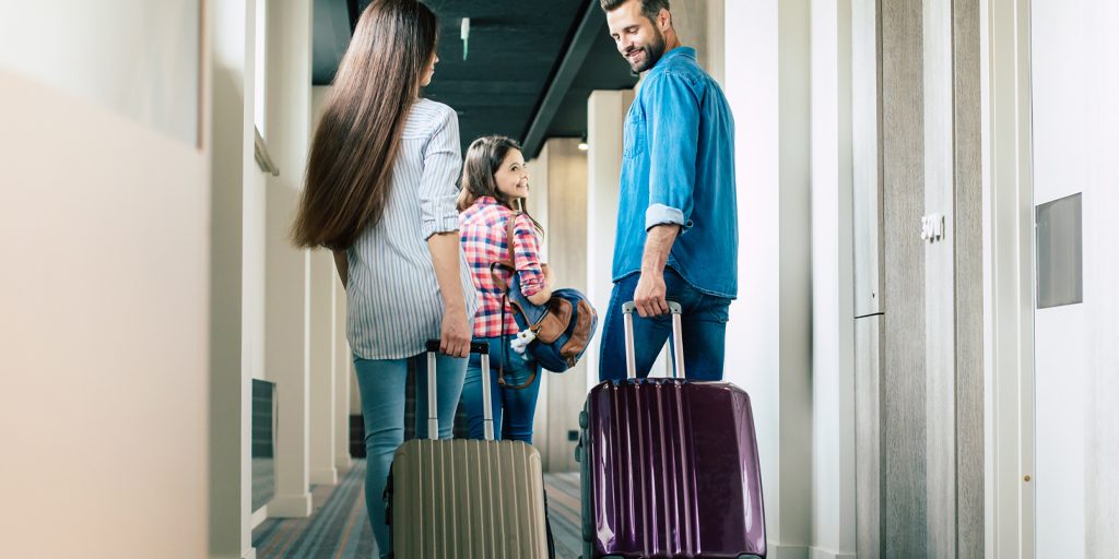 Família chegando ao hotel