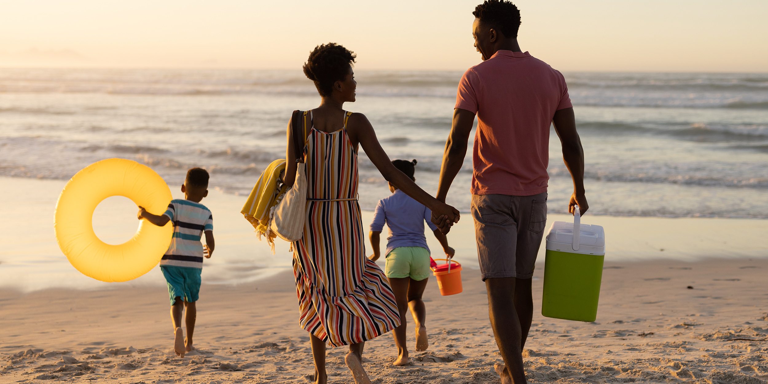 Família chegando na praia com 10 dicas para a sua viagem de verão ser incrível! Clube Viajar Faz Bem SBTUR